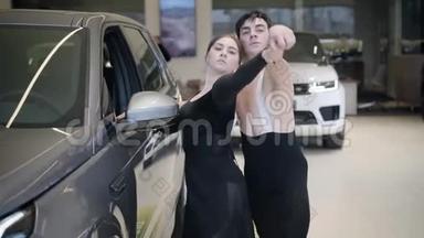 镜头接近优雅的白人芭蕾舞演员在汽车经销商<strong>跳舞</strong>。 集中精力的年轻<strong>男女</strong>